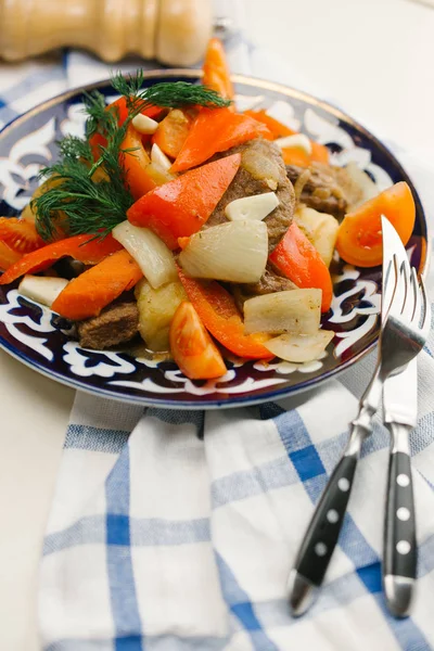 Fırında patates ve domates ve biber ile sığır eti — Stok fotoğraf