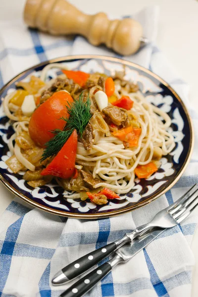 Massa de espaguete com carne de porco e tomate — Fotografia de Stock