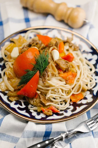Спагетти со свининой и помидорами — стоковое фото