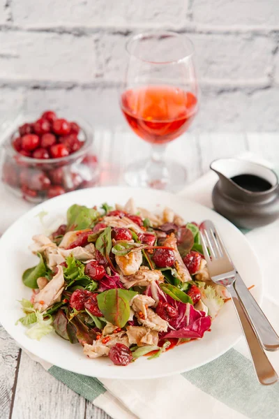 Tavuk, domates ve ıspanak salatası