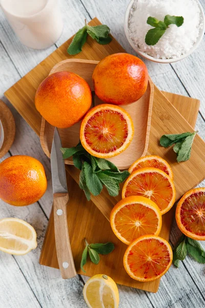 Taze bütün ve kesme kan portakal