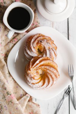 Krema ile ev yapımı profiterol