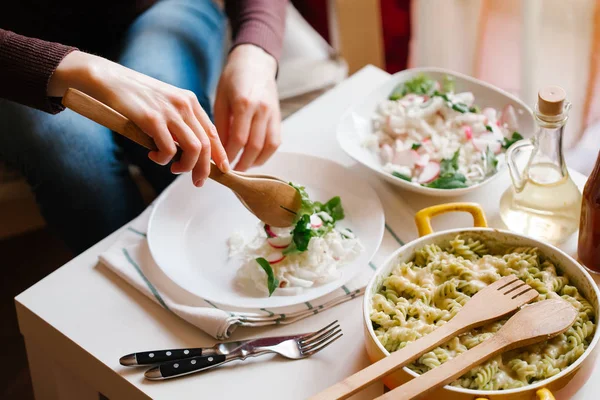 Ensalada de cocina mujer — Foto de Stock