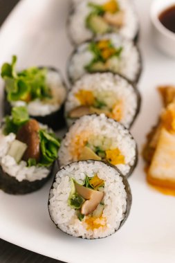 taze yapılmış suşi 