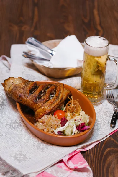 domuz eti, salata ve bira