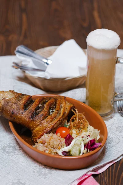 domuz eti, salata ve bira