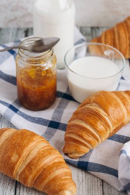 Taze pişmiş kruvasan. 