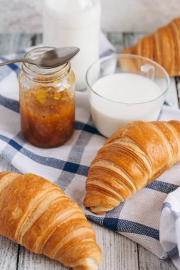 Taze pişmiş kruvasan. 