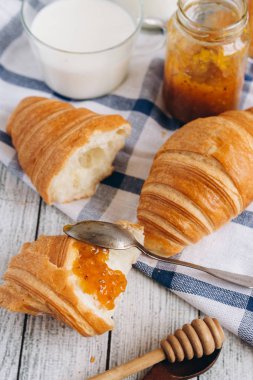 Taze pişmiş kruvasan. 