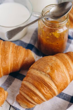 Taze pişmiş kruvasan. 