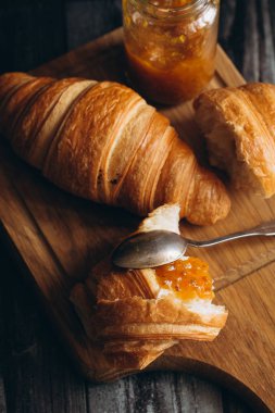 Taze pişmiş kruvasan. 
