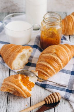 Taze pişmiş kruvasan. 