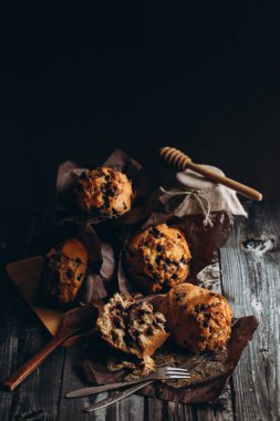 Çikolata parçacıklı kekler.