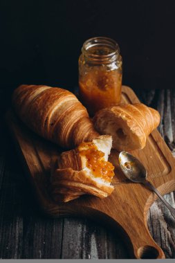 Taze pişmiş kruvasan. 
