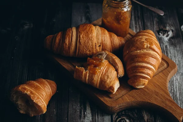 Frisch gebackene Croissants — Stockfoto