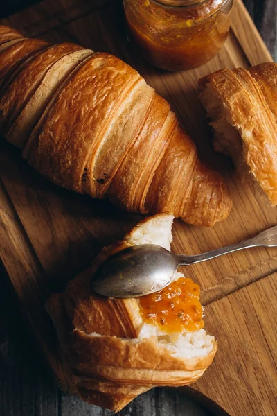 Croissants fraîchement cuits au four — Photo