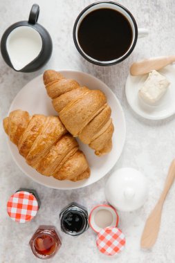 Taze pişmiş kruvasan. 