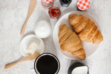 Taze pişmiş kruvasan. 