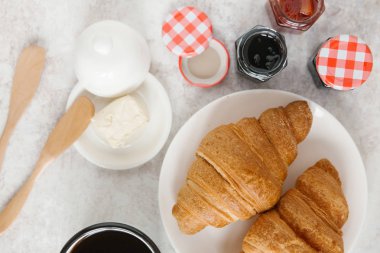 Taze pişmiş kruvasan. 