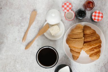 Taze pişmiş kruvasan. 