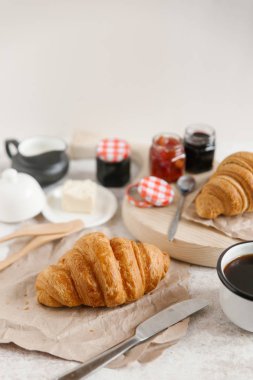 Taze pişmiş kruvasan. 