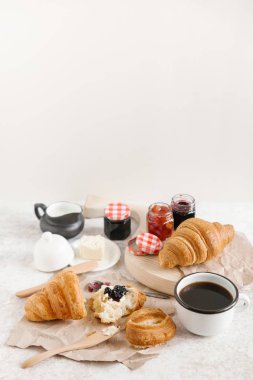 Taze pişmiş kruvasan. 