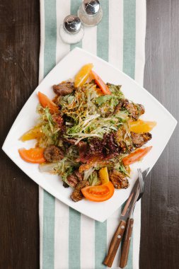 Taze sebze salatası.