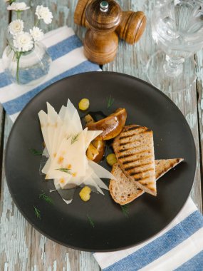 Bruschetta çanak tepesi ile