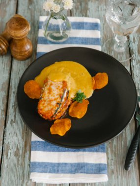 kavrulmuş et sosu ile