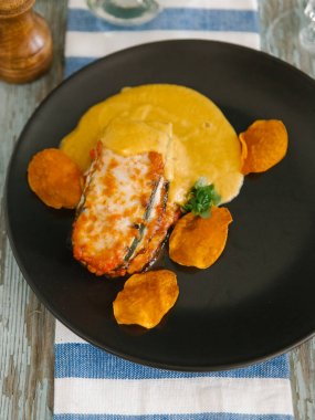 kavrulmuş et sosu ile