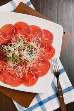 Dana carpaccio tabağı