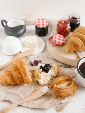 Taze pişmiş kruvasan. 