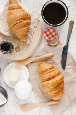 Taze pişmiş kruvasan. 