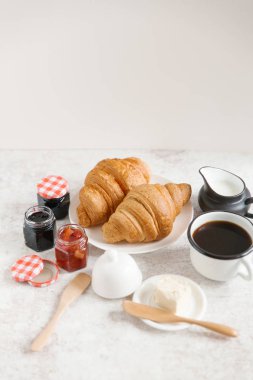 Taze pişmiş kruvasan. 