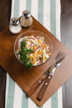 Taze sebze salatası.