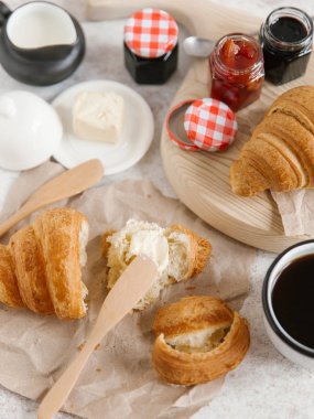 Taze pişmiş kruvasan. 