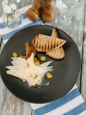 Bruschetta çanak tepesi ile