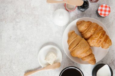 Taze pişmiş kruvasan. 