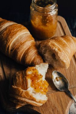 Taze pişmiş kruvasan. 