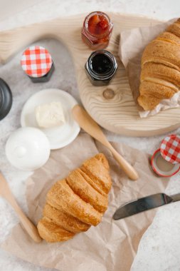 Taze pişmiş kruvasan. 