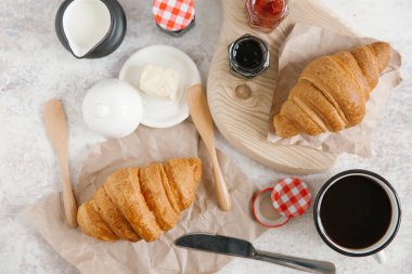 Taze pişmiş kruvasan. 