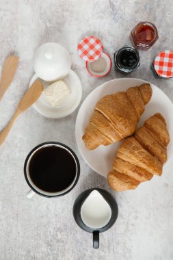 Taze pişmiş kruvasan. 