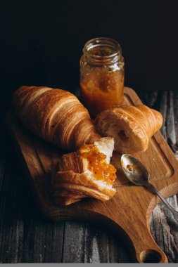 Taze pişmiş kruvasan. 