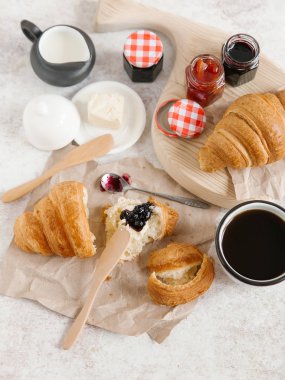 Taze pişmiş kruvasan. 