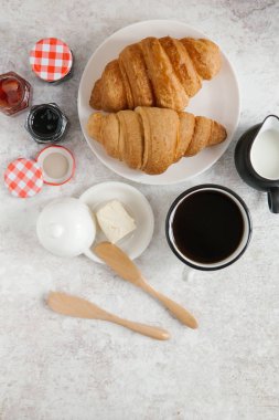 Taze pişmiş kruvasan. 