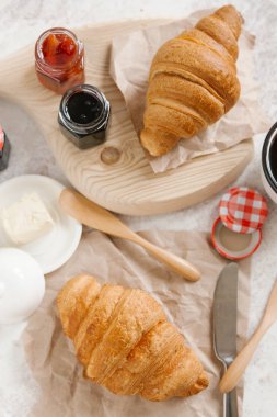 Taze pişmiş kruvasan. 