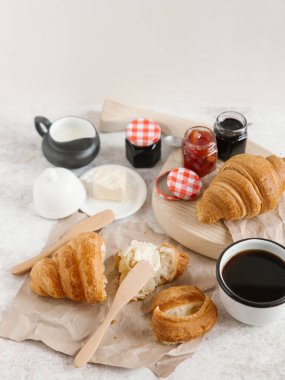 Taze pişmiş kruvasan. 