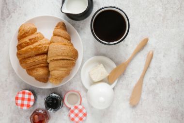 Taze pişmiş kruvasan. 