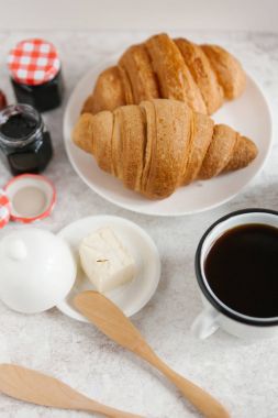 Taze pişmiş kruvasan. 