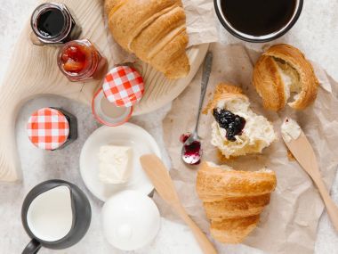 Taze pişmiş kruvasan. 